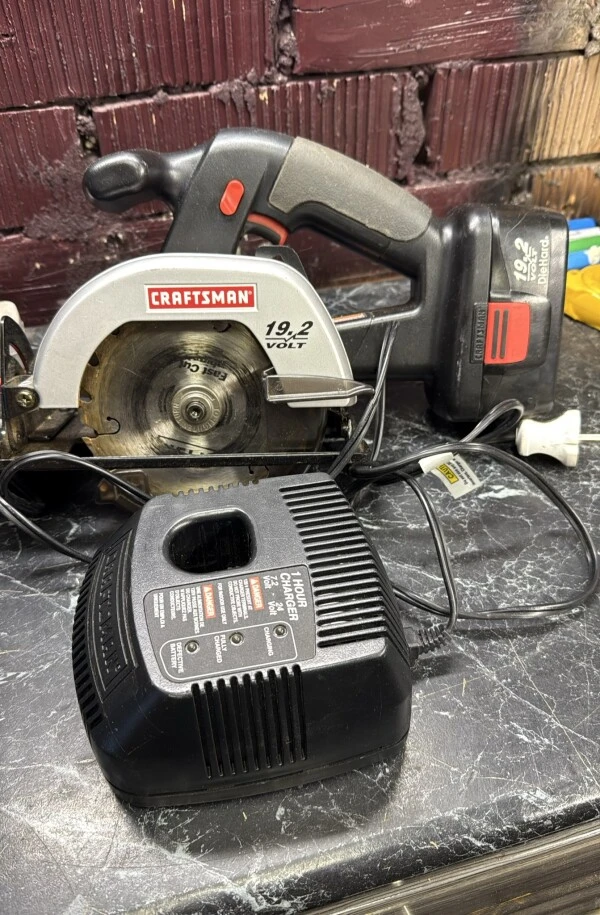 Craftsman 19.2 V akumulatora ripzāģis ar lādētāju