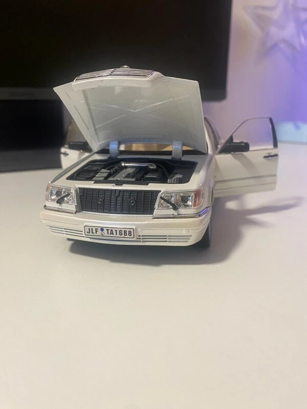 Mercedes-Benz S320 modelis ar atveramām durvīm