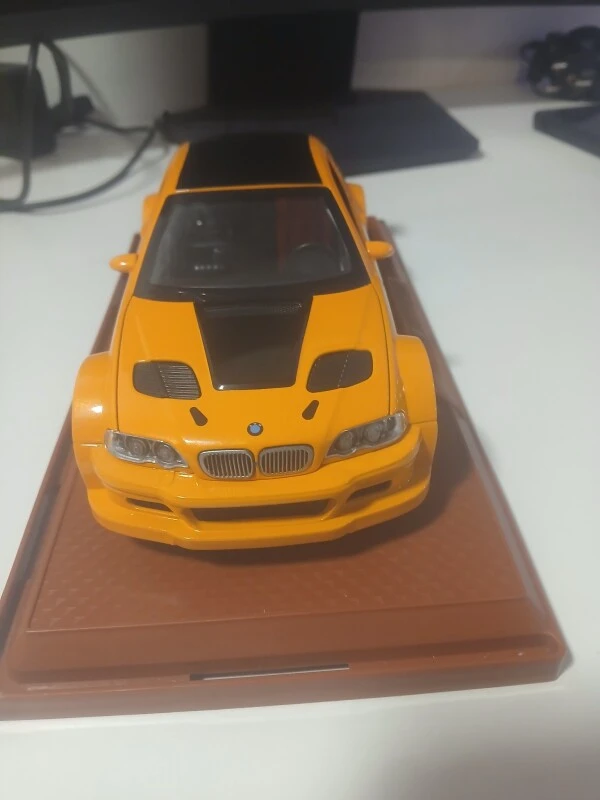 BMW M3 GTR kupejas modelis uz pamatnes