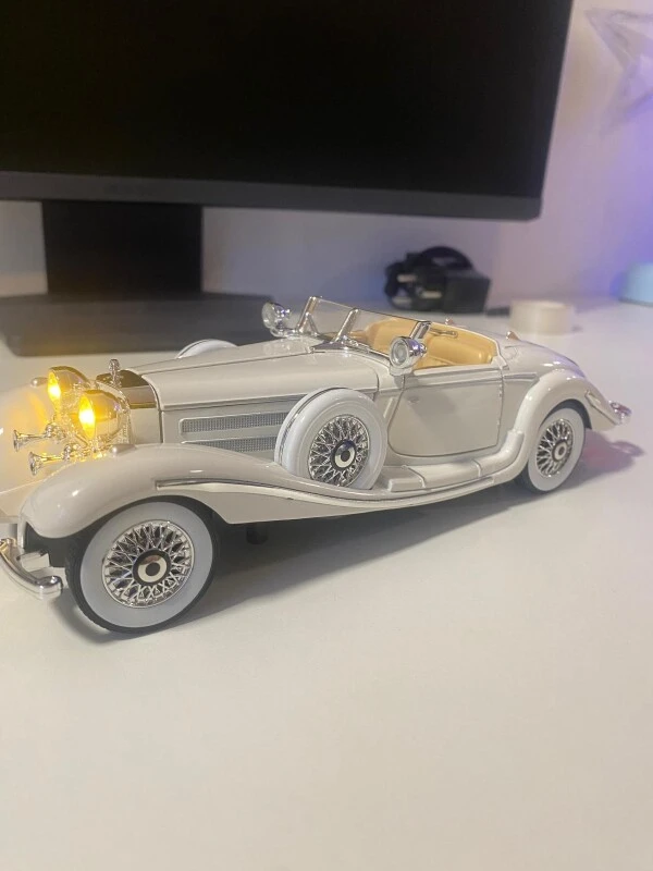 Mercedes-Benz 500 K kabrioleta modelis ar gaismām