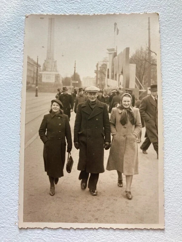 Gājēji Rīgas centrā -starpkaru perioda fotogrāfija