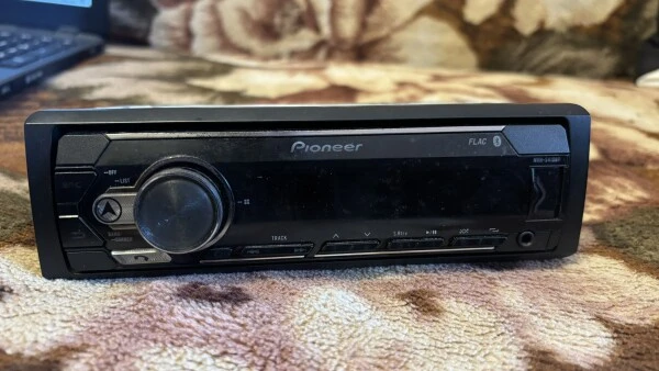 Müüa Pioneer MVH-S410BT autoraadio, kuid on defekt