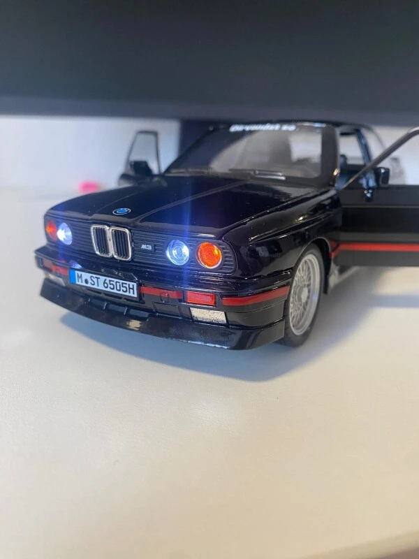 BMW M3 E30 modeļa auto ar gaismām