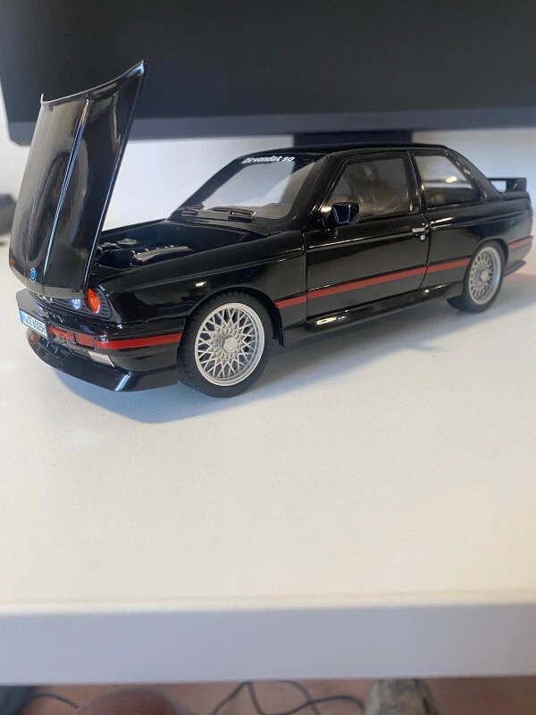 BMW M3 E30 modelis ar gaismām