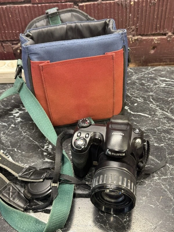 Fujifilm FinePix S5000 digitālā kamera ar somu