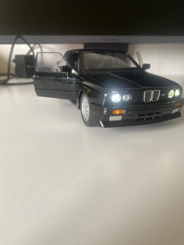 BMW M3 E30 mudel avanevate ustega